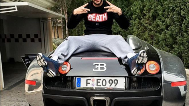 Benzema en su Bugatti Veyron Benzema en su Bugatti Veyron