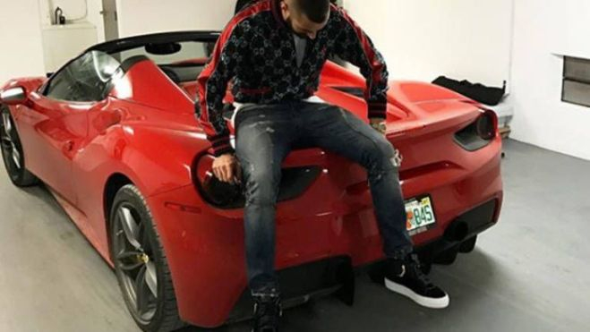 Benzema posando con su Ferrari 