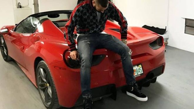 Benzema posando con su Ferrari Benzema posando con su Ferrari