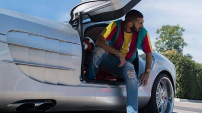 Benzema con su Mercedes Benz