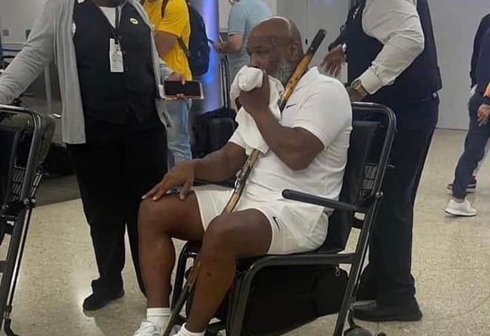 Mike Tyson en silla de ruedas en el aeropuerto.