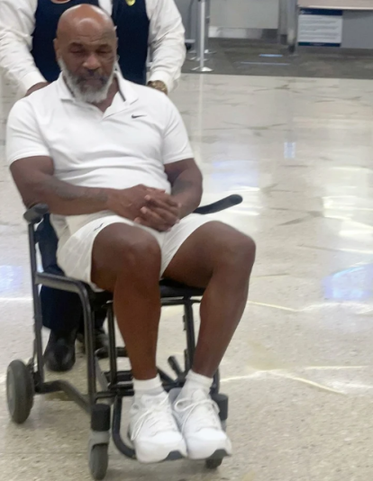 mike tyson en silla de ruedas acompañado mike tyson en silla de ruedas acompañado