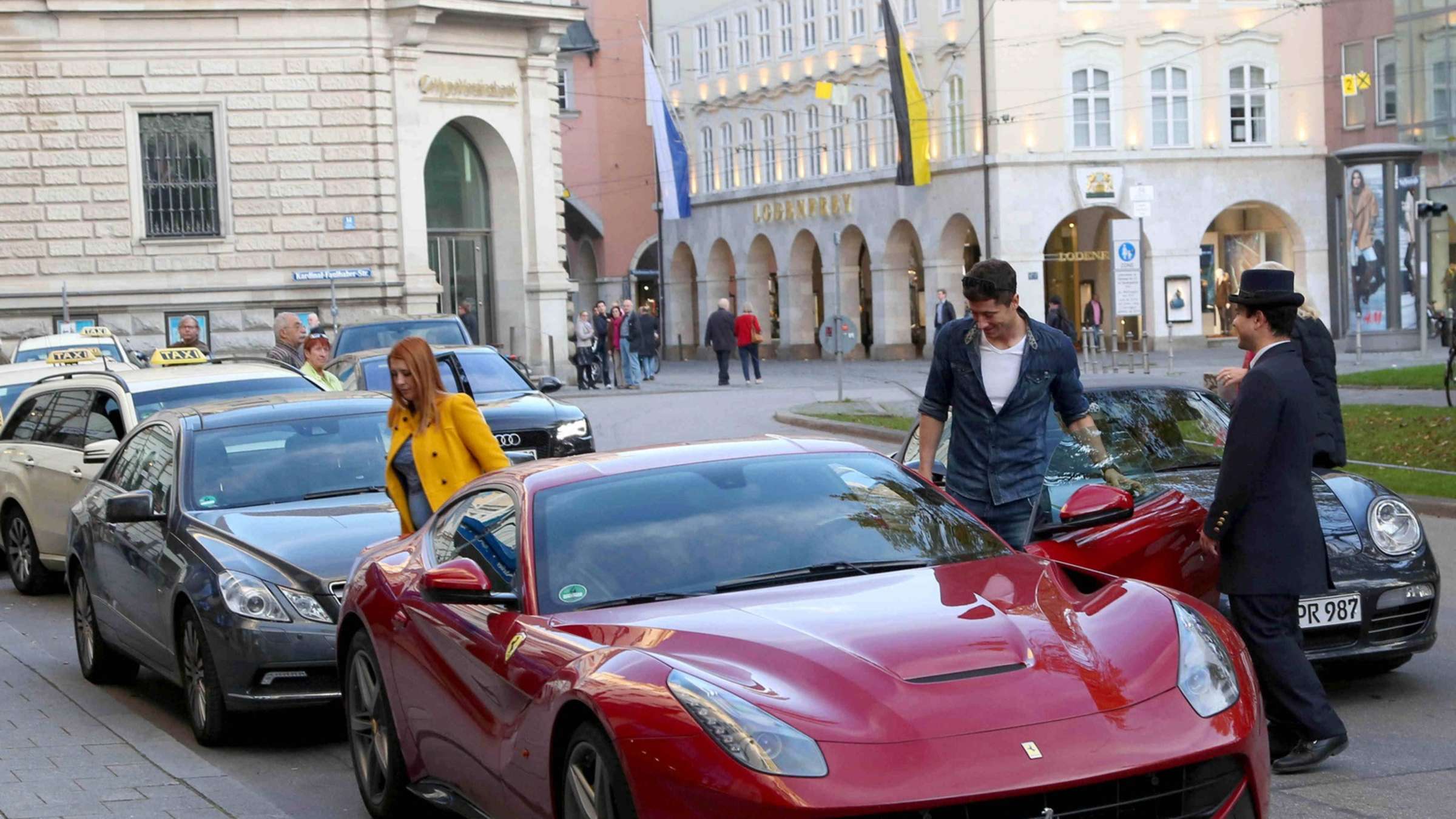 Robert Lewandowski en su Ferrari