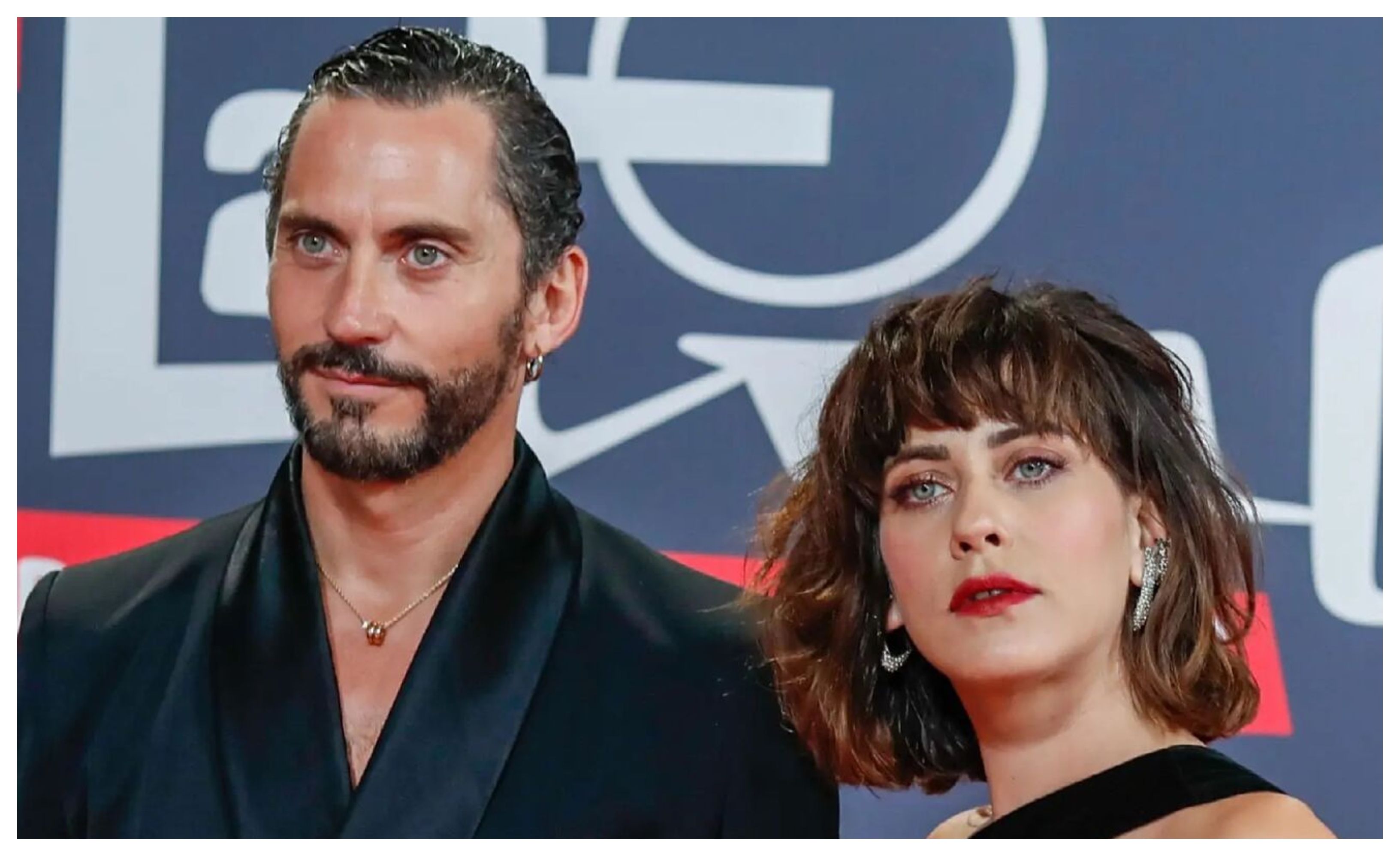 Paco León junto a su hermana