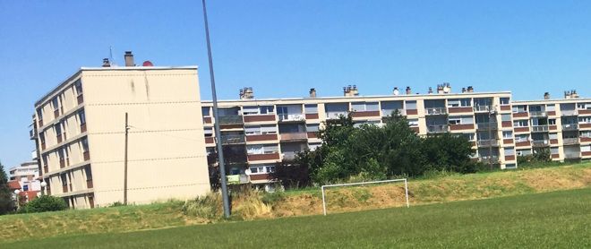 Este fue el campo de fútbol y las casas donde se crió en Bron Este fue el campo de fútbol y las casas donde se crió en Bron
