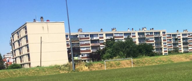 Este fue el campo de fútbol y las casas donde se crió en Bron