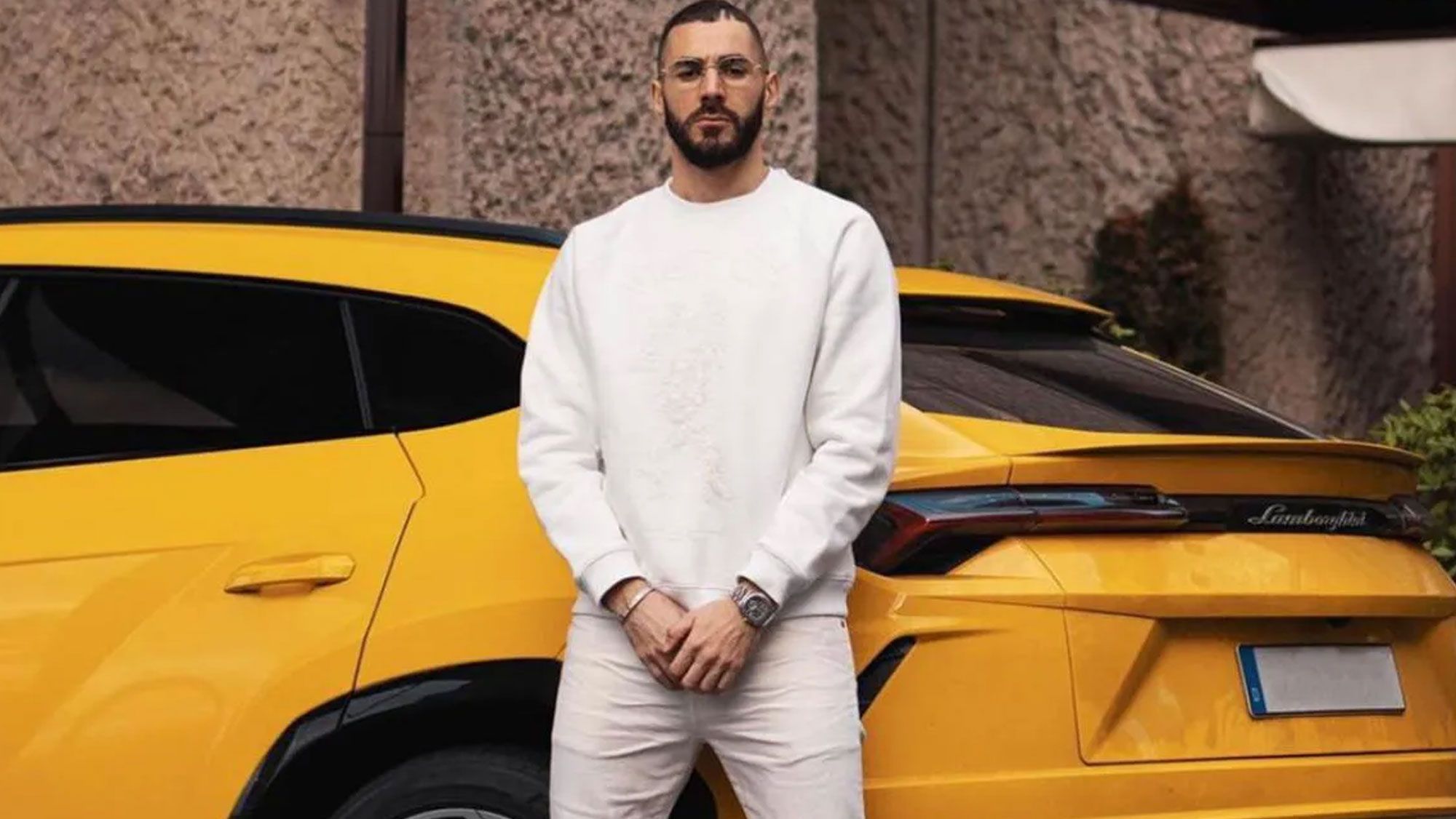 Benzema junto a su Lamborghini Urus