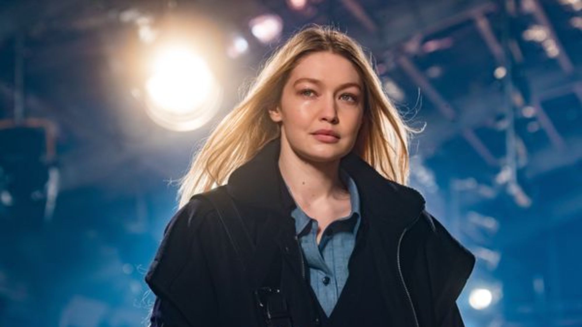 Marca estilo: Gigi Hadid sube una foto sin ropa y tapándose con una bufanda (semi) transparente