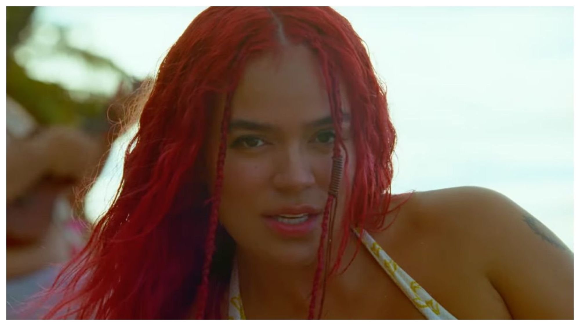 Karol G en la playa