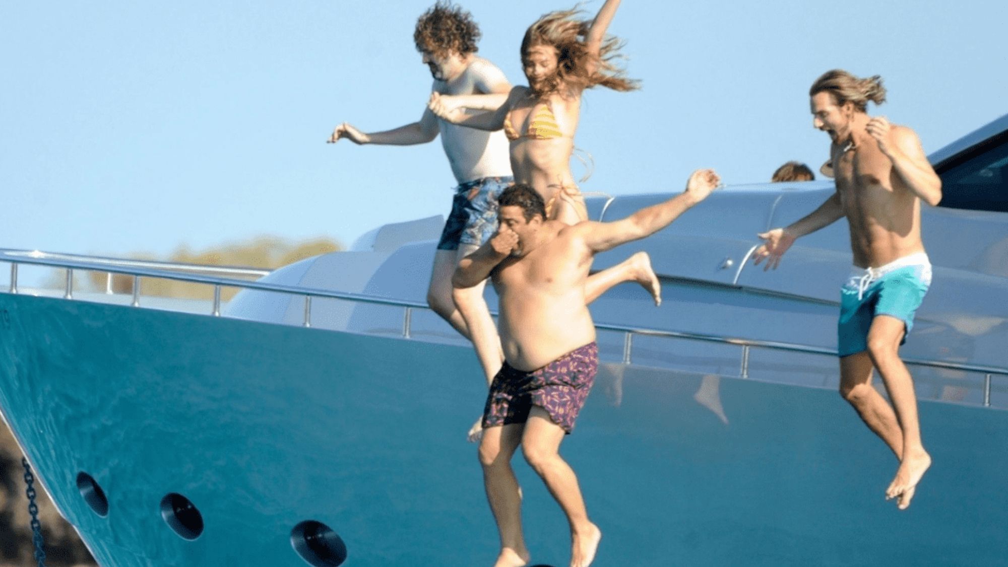 Margot Robbie y su marido saltando del yate Margot Robbie y su marido saltando del yate