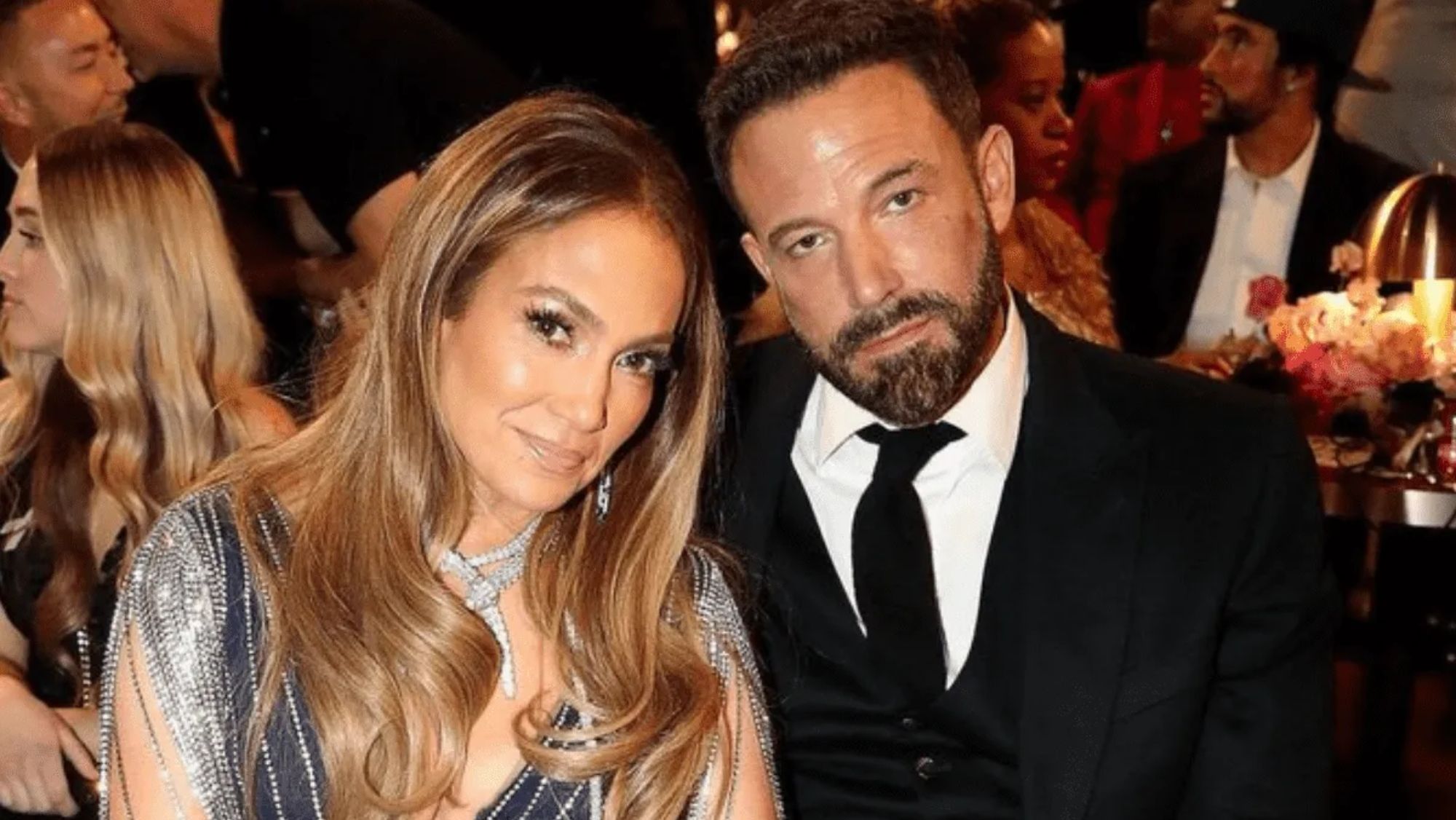 Ben Affleck serio con su mujer