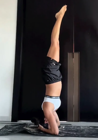 Cristina Pedroche haciendo yoga