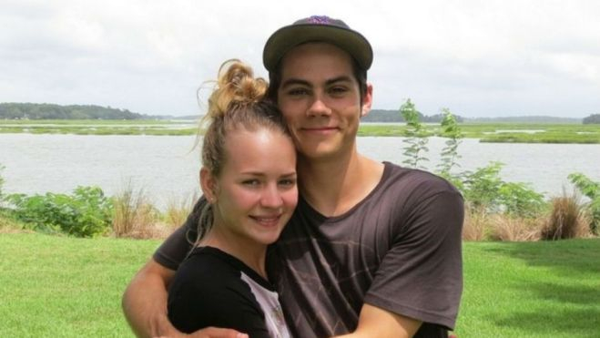 Dylan O'Brien con su novia Britt Robertson Dylan O'Brien con su novia Britt Robertson