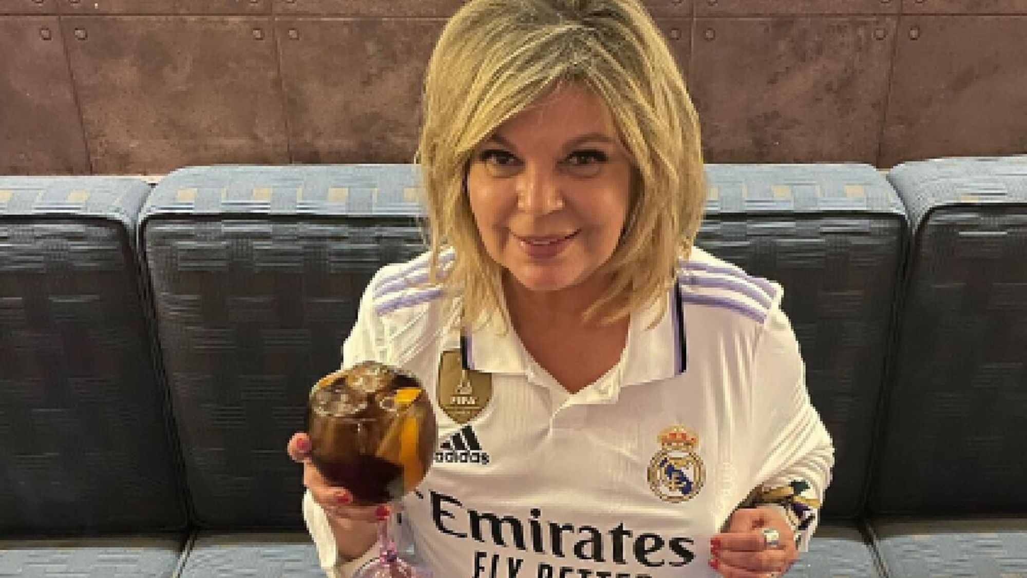 Terelu Campos se enfunda la camiseta madridista y aviva los rumores de su romance