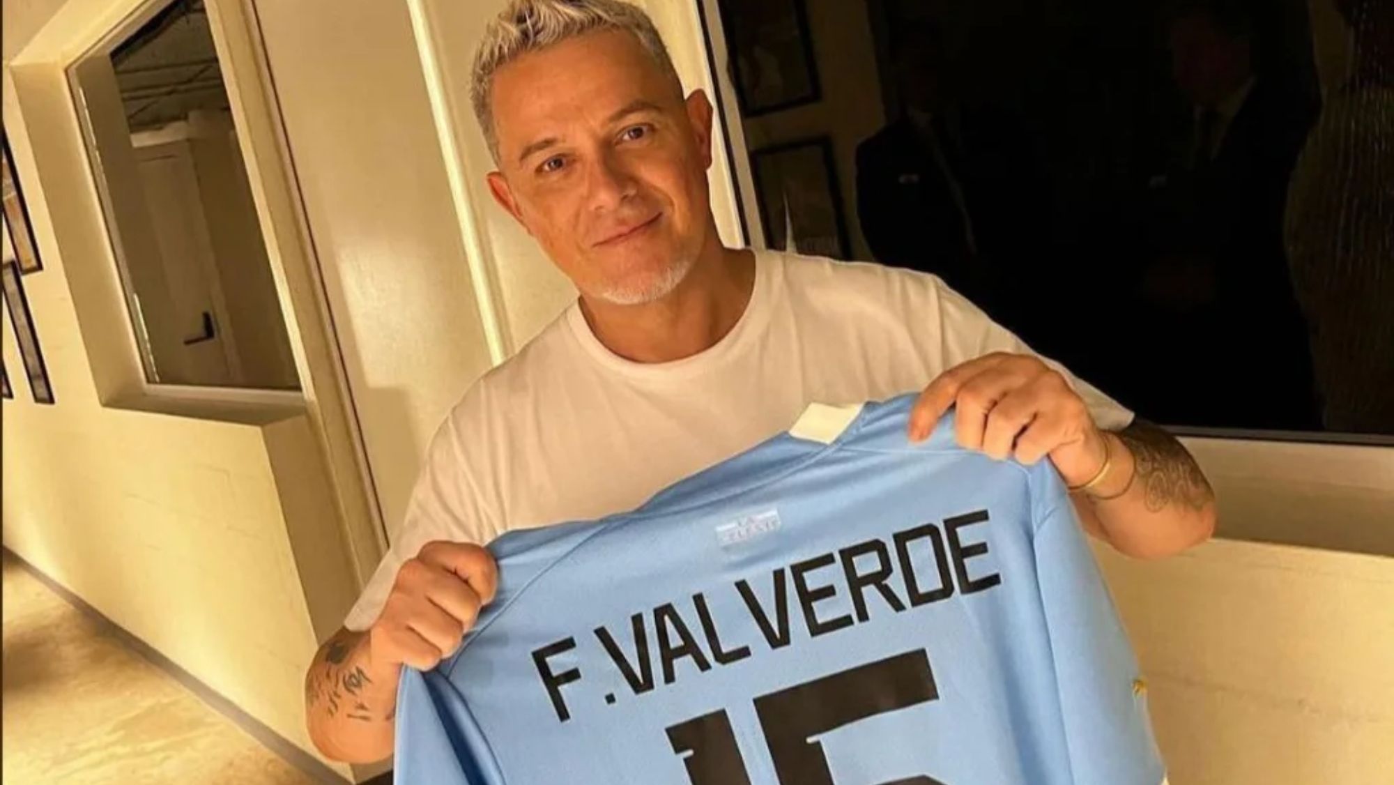 Alejandro Sanz con la camiseta de Fede Valverde