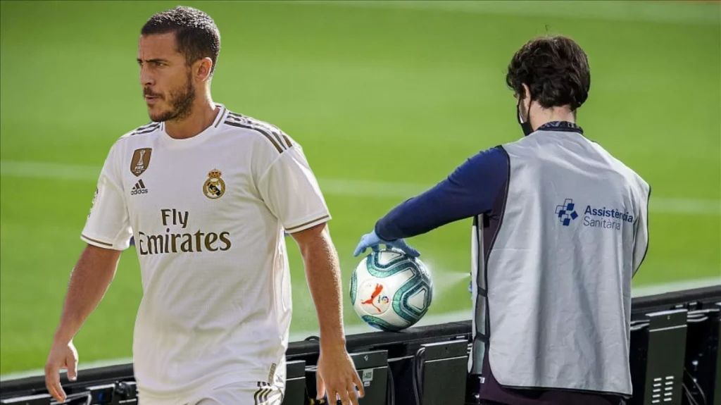 De ser el recogepelotas que recibió una patada de Hazard a ser millonario