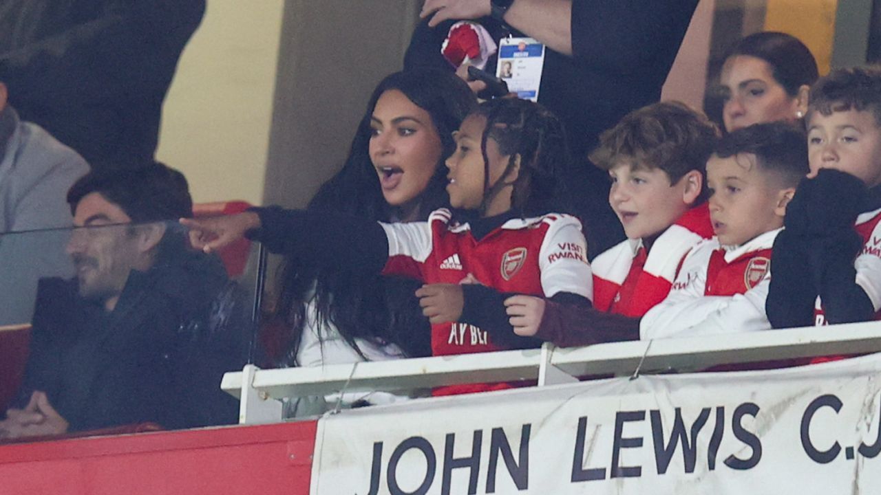Kim Kardashian vuelve a enfrentar a los hinchas del Arsenal quieren prohibirla