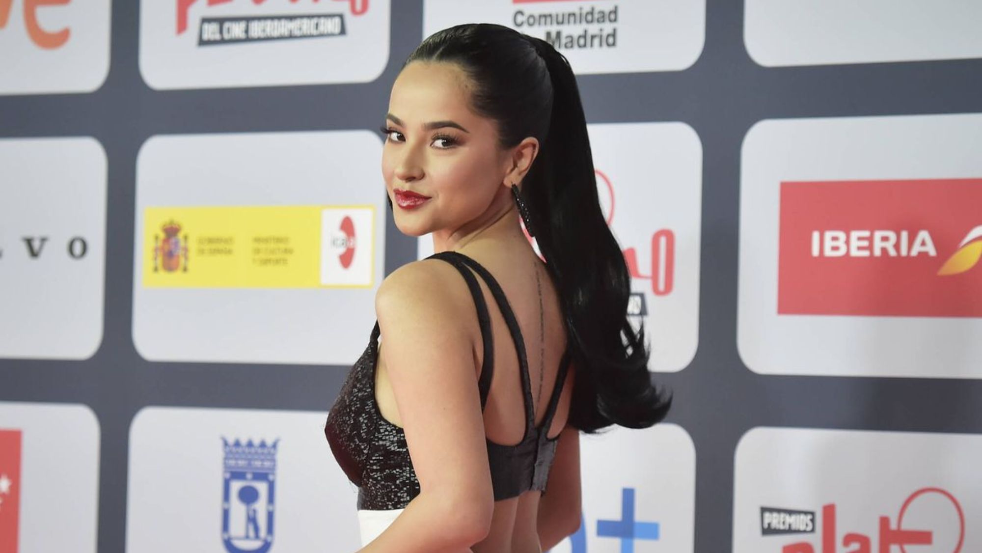 Es su posado más atrevido: Becky G se atrevió a burlar la censura sin ropa interior