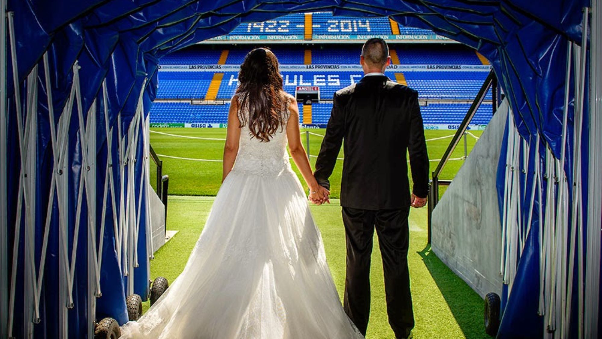 Pedida de mano de un jugador en plena celebración: el fútbol se va de boda