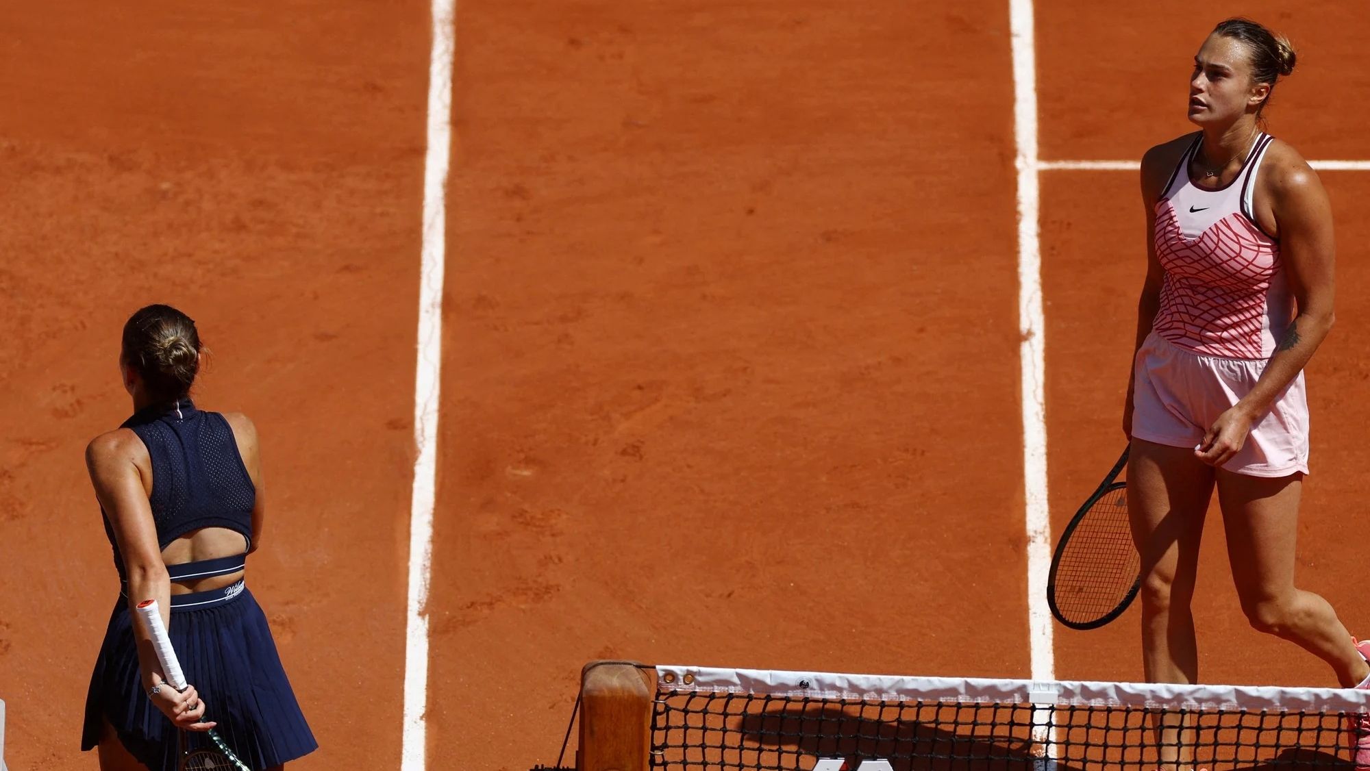 Marta Kostyuk niega el saluda a Aryna Sabalenka Marta Kostyuk niega el saluda a Aryna Sabalenka