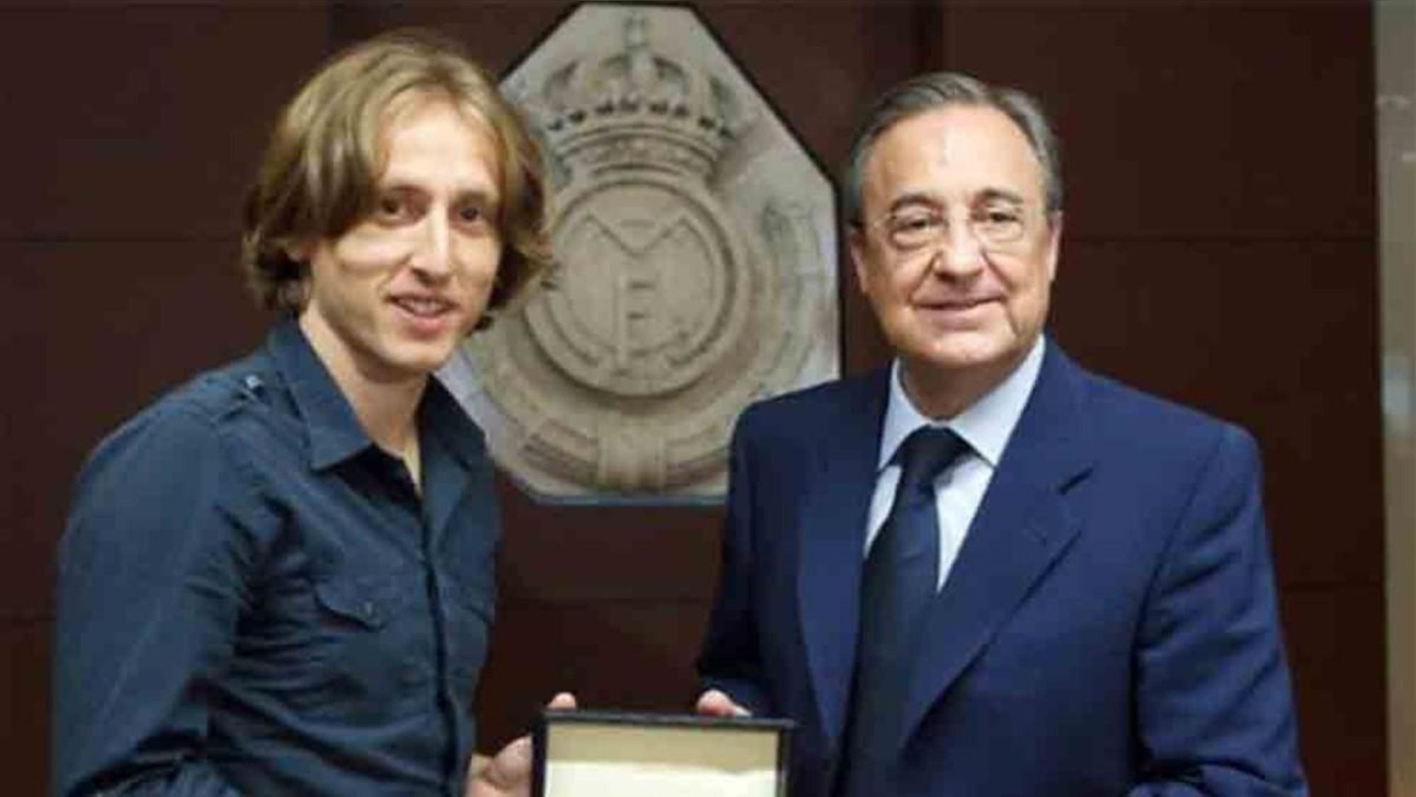 Luka Modric, jugador del Real Madrid, junto a Florentino Pérez, presidente del club blanco