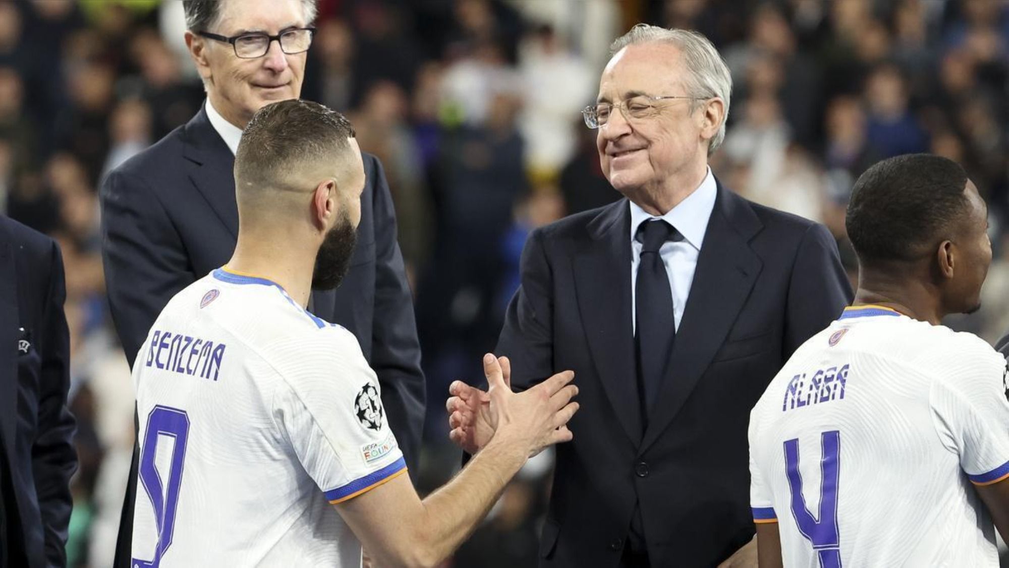 Florentino Pérez, presidente del Real Madrid, saludando a Karim Benzema, delantero del Real Madrid