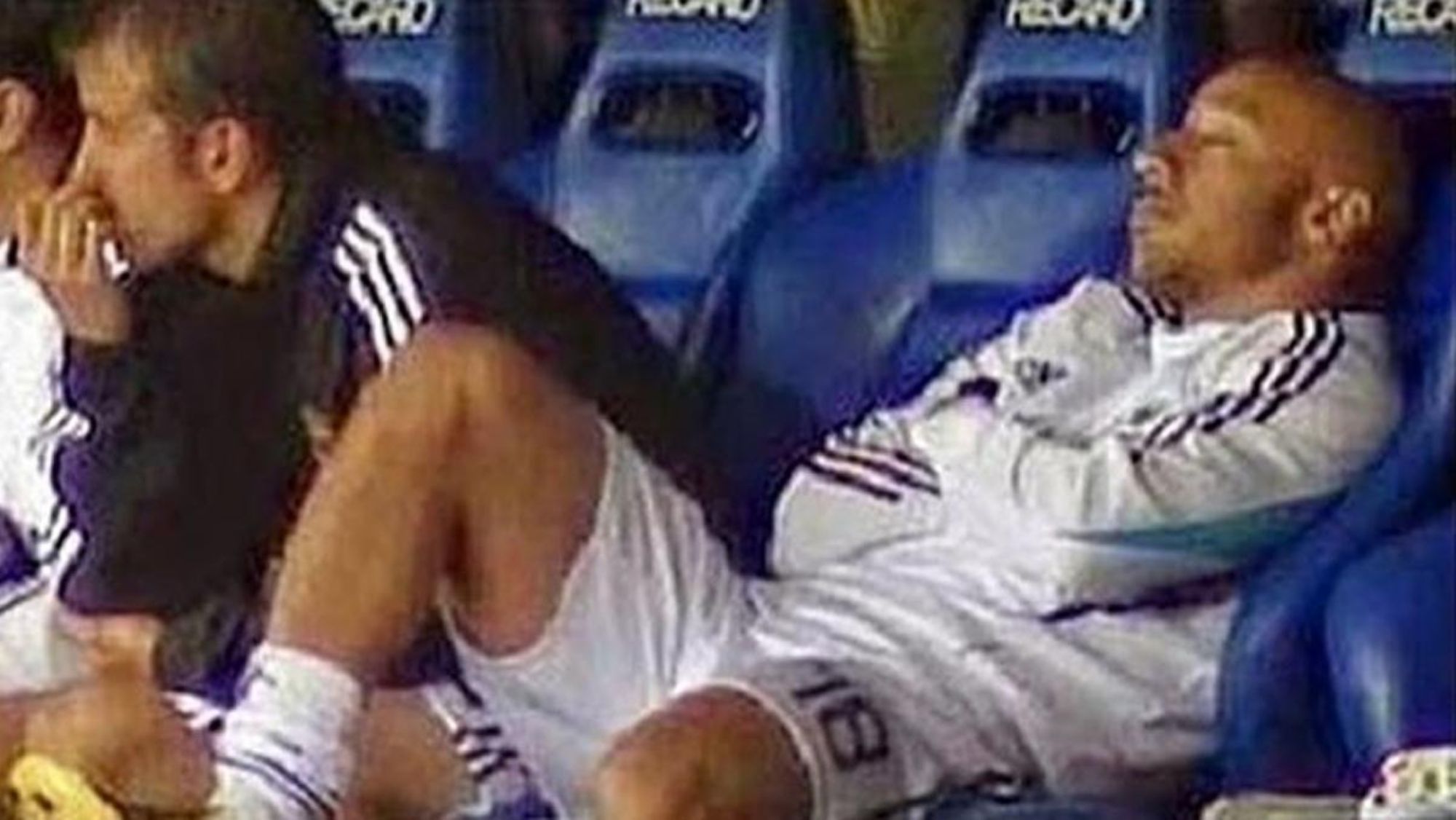 Julien Faubert dormido en el banquillo Julien Faubert dormido en el banquillo