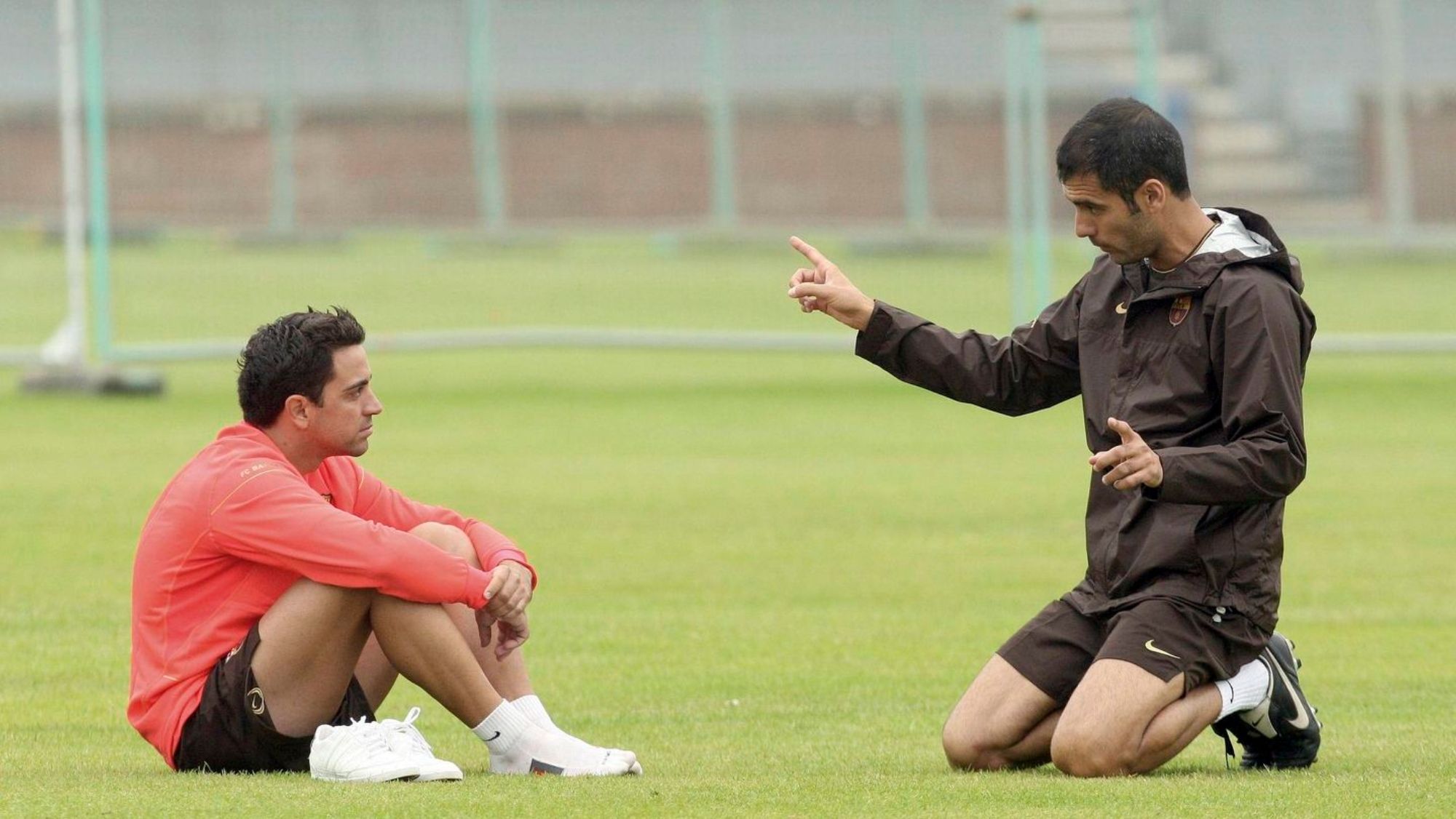 Pep Guardiola enseñando a Xavi Hernández