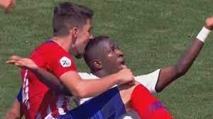 Un jugador le muerde la cabeza a Vinicius Un jugador le muerde la cabeza a Vinicius