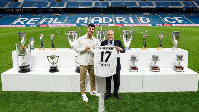 Asensio junto a Florentino y los títulos que ha ganado el jugador