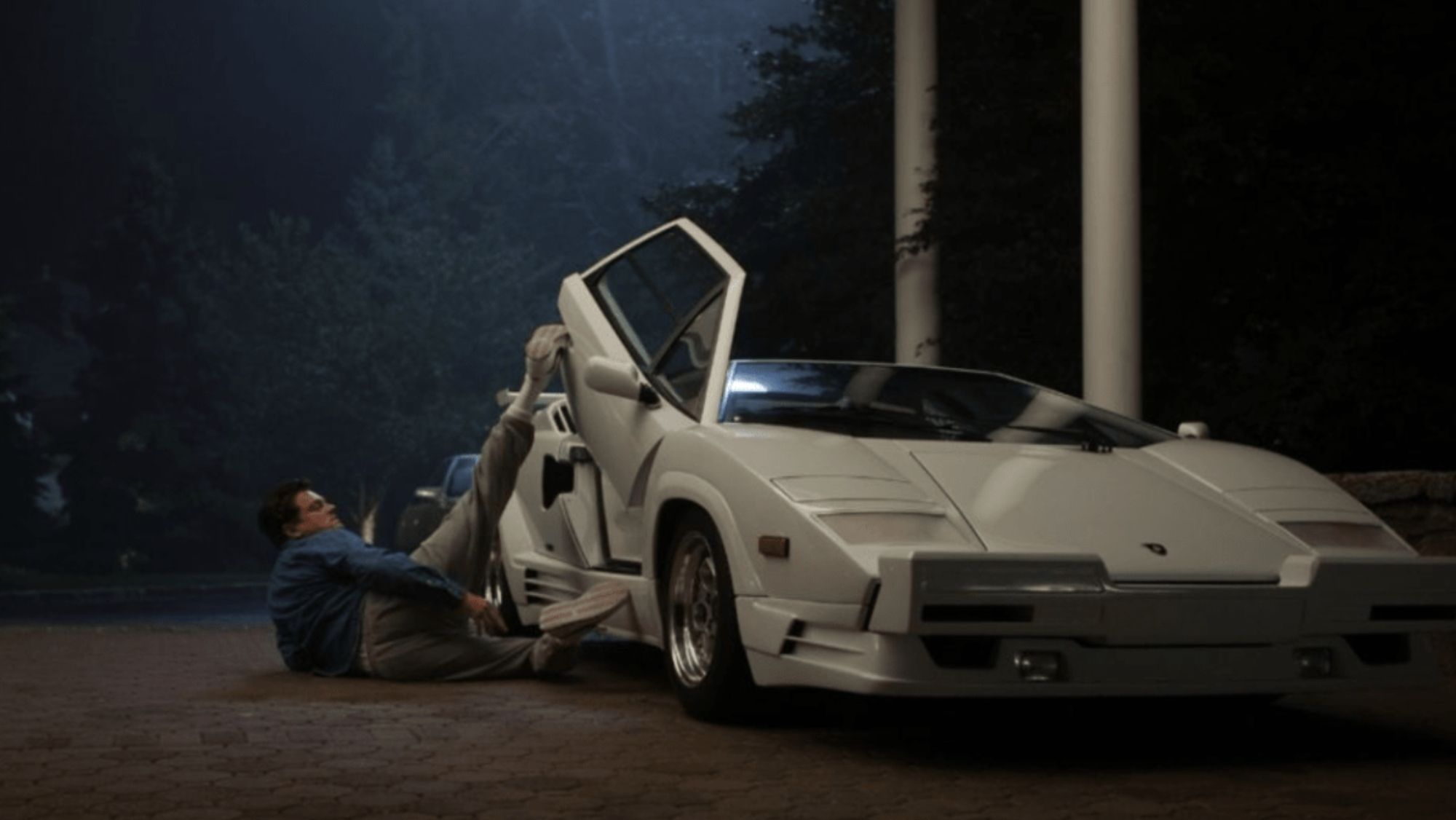 Captura de la película donde sale el coche de Leonardo DiCaprio Captura de la película donde sale el coche de Leonardo DiCaprio