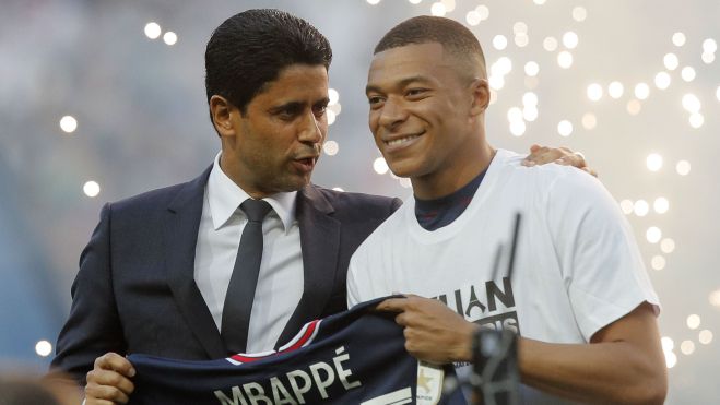 Mbappé en su anterior renovación con el PSG