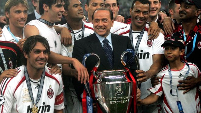 Silvio Berlusconi con el equipo del AC Milan Silvio Berlusconi con el equipo del AC Milan