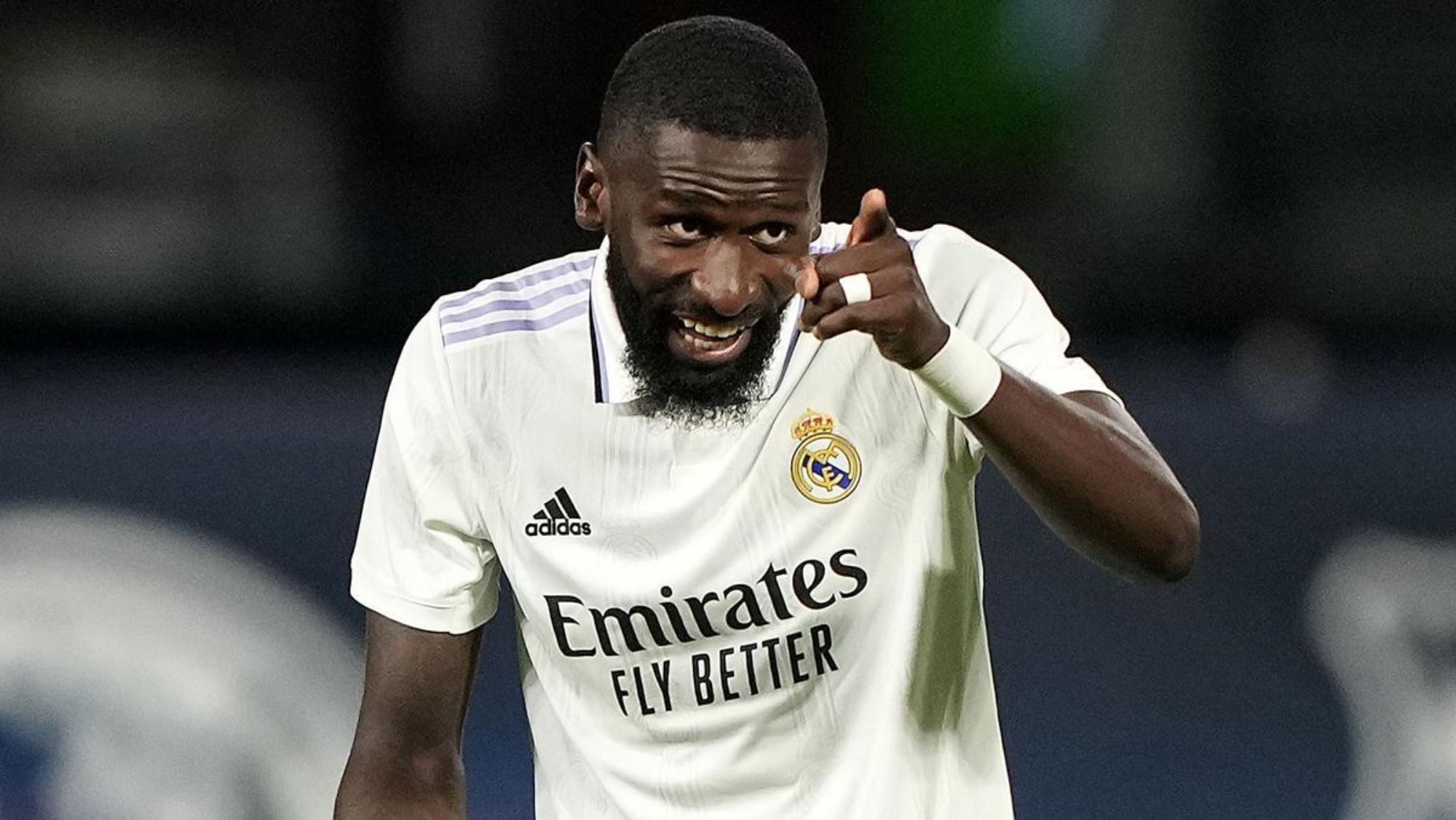 Rüdiger hace de anfitrión con un compañero de selección