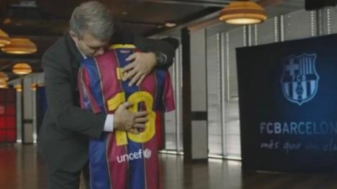 Laporta abrazando un maniquí de Messi