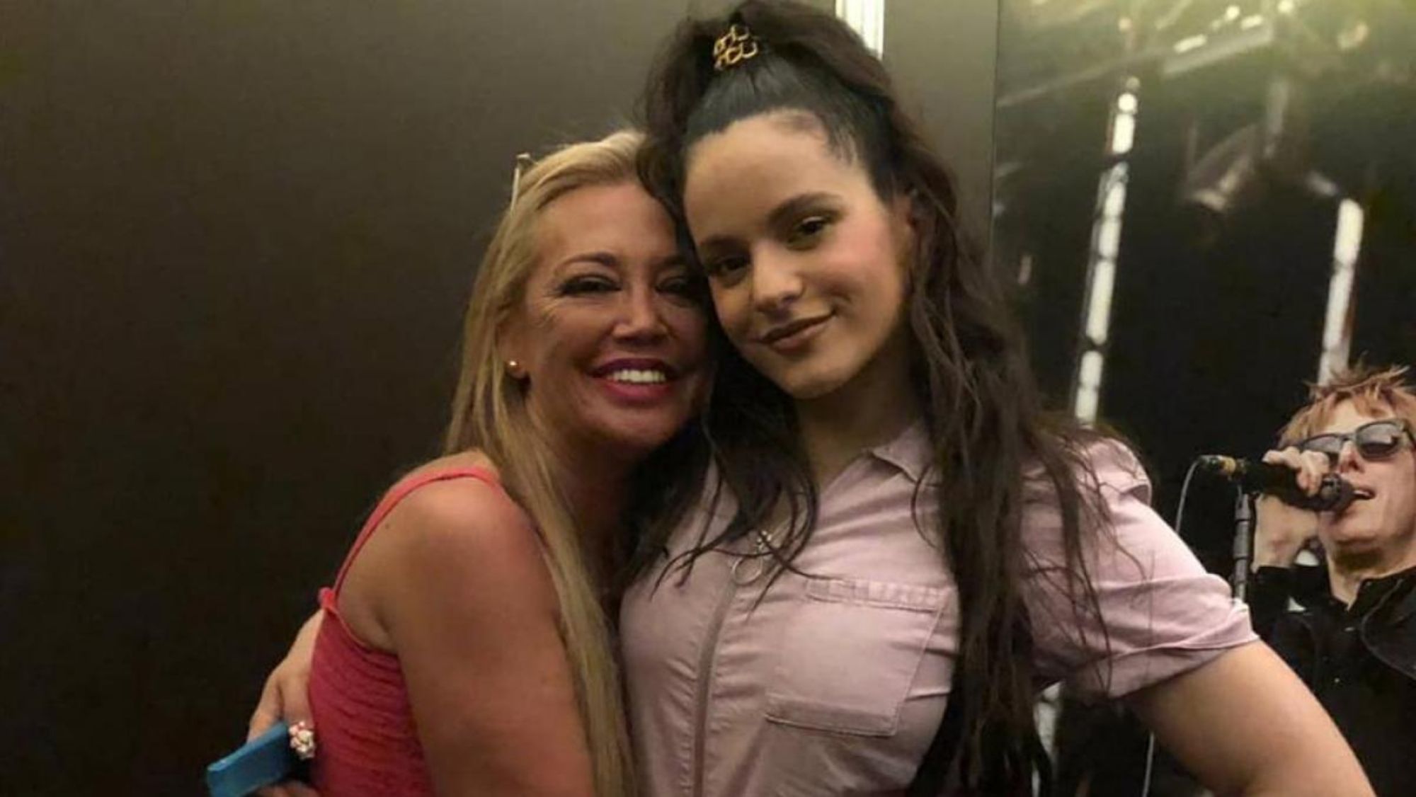 Belén Esteban recibe un regalo de Rosalía