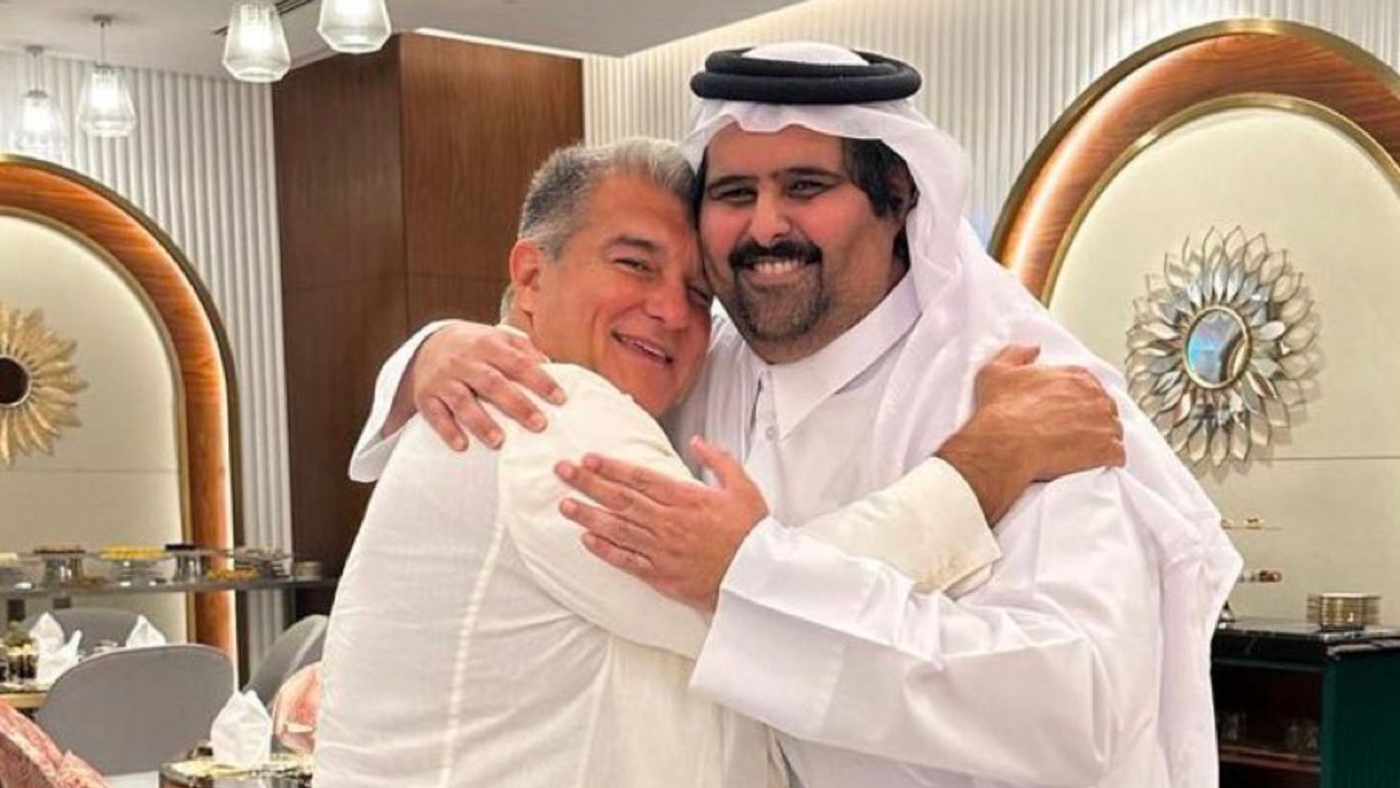 La foto de Joan Laporta con el jeque árabe que ha mosqueado al barcelonismo La foto de Joan Laporta con el jeque árabe que ha mosqueado al barcelonismo