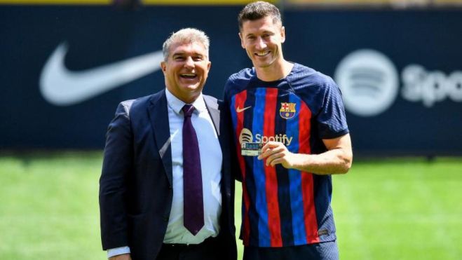 Laporta y Lewandowski en la presentación del polaco con el Barça