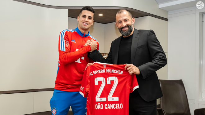 Joao Cancelo en su presentación con el Bayern Munich