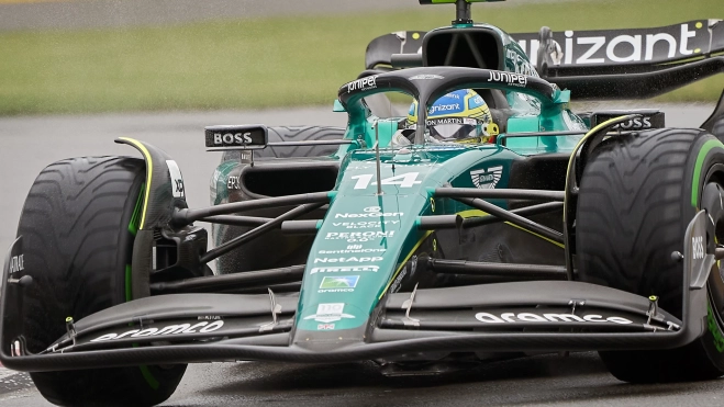 Fernando Alonso en su Aston Martin Fernando Alonso en su Aston Martin
