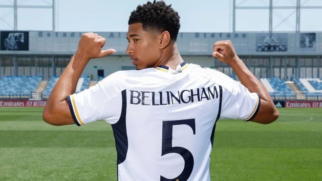 Bellingham con su nueva camiseta con el '5' Bellingham con su nueva camiseta con el '5'