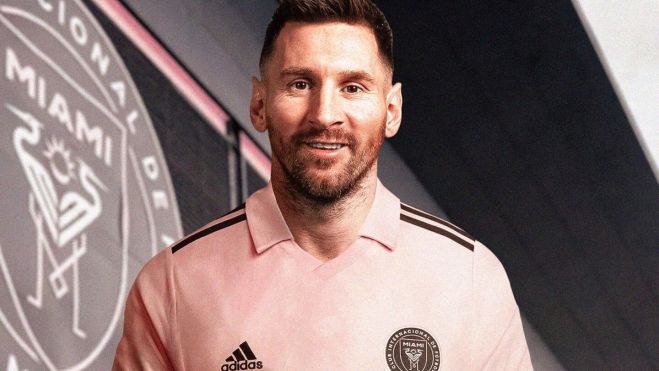 Leo Messi con la que será su nueva camiseta del Inter de Miami