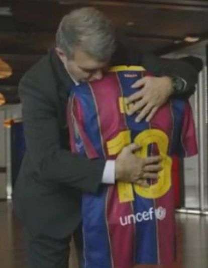 Laporta abrazando un maniquí de Messi