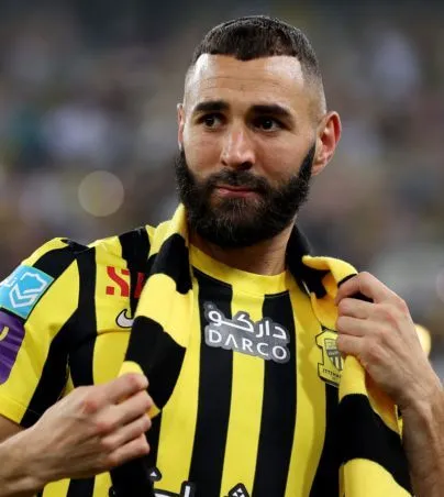 Karim Benzema con su nueva camiseta del Al Ittihad árabe