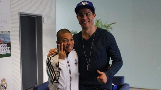 Mbappé de niño con Cristiano Ronaldo