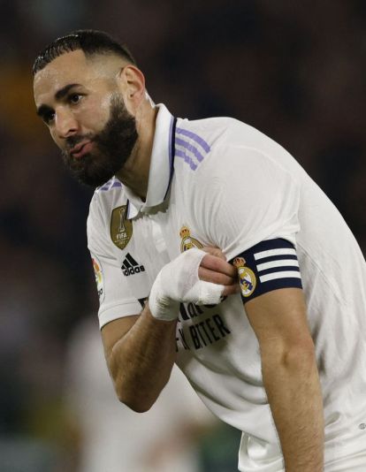 Karim Benzema con el brazalete de capitán Karim Benzema con el brazalete de capitán