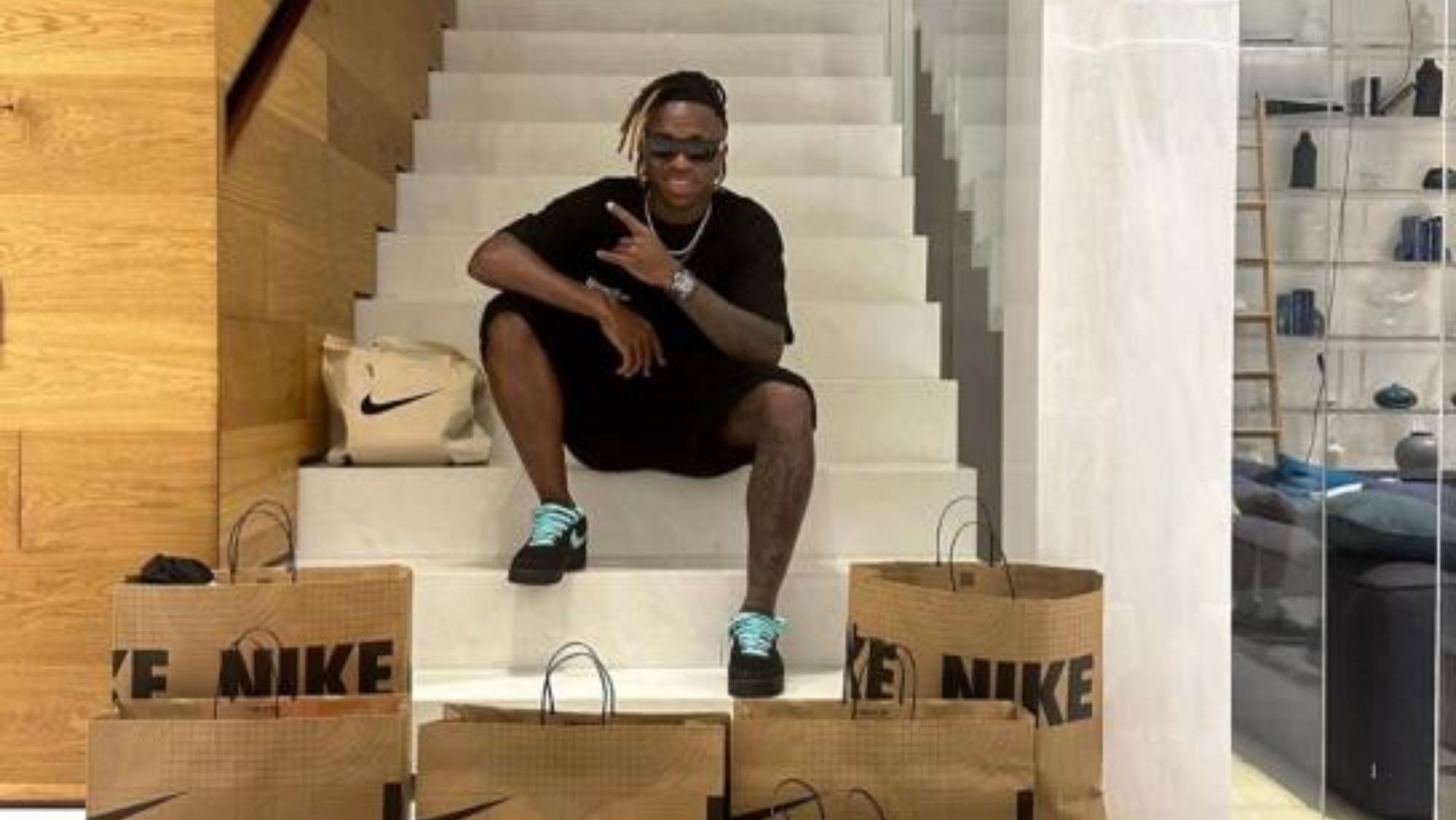 El moderno look de Vinicius El moderno look de Vinicius