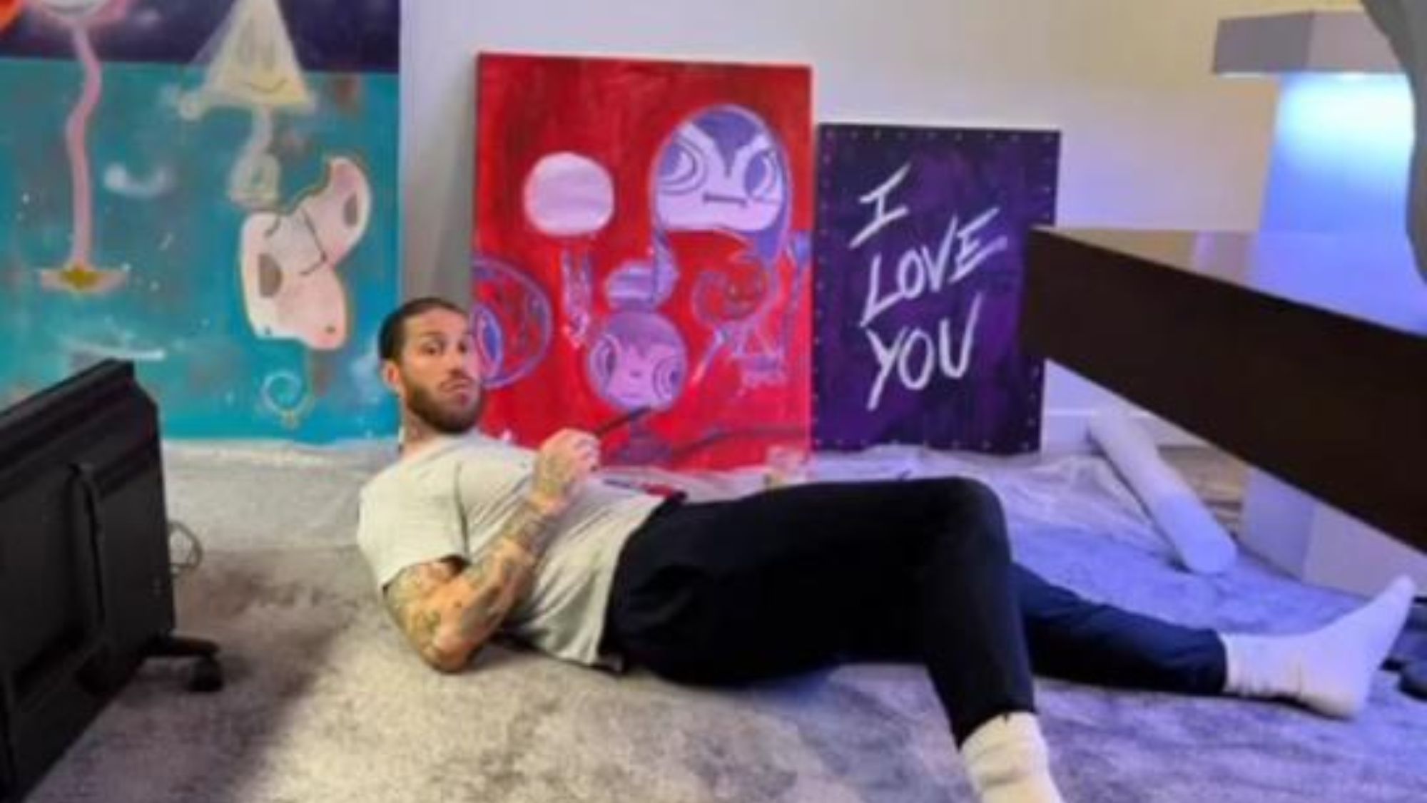 Sergio Ramos pintando uno de sus cuadros Sergio Ramos pintando uno de sus cuadros