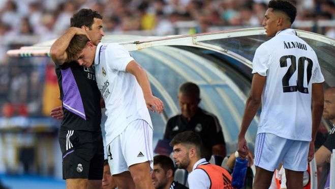 Raúl consolando a sus jugadores después de caer ayer frente al Eldense