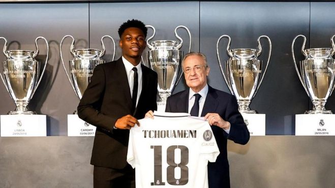 Tchouameni y Florentino Perez en la presentación del jugador Tchouameni y Florentino Perez en la presentación del jugador